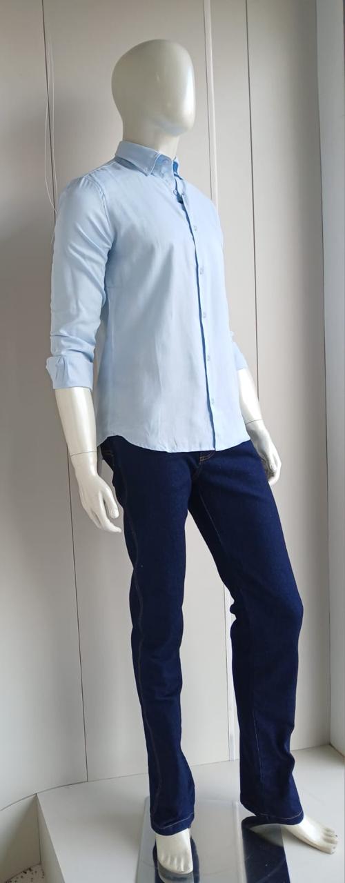 Look Camisa Azul com Jeans Escuro