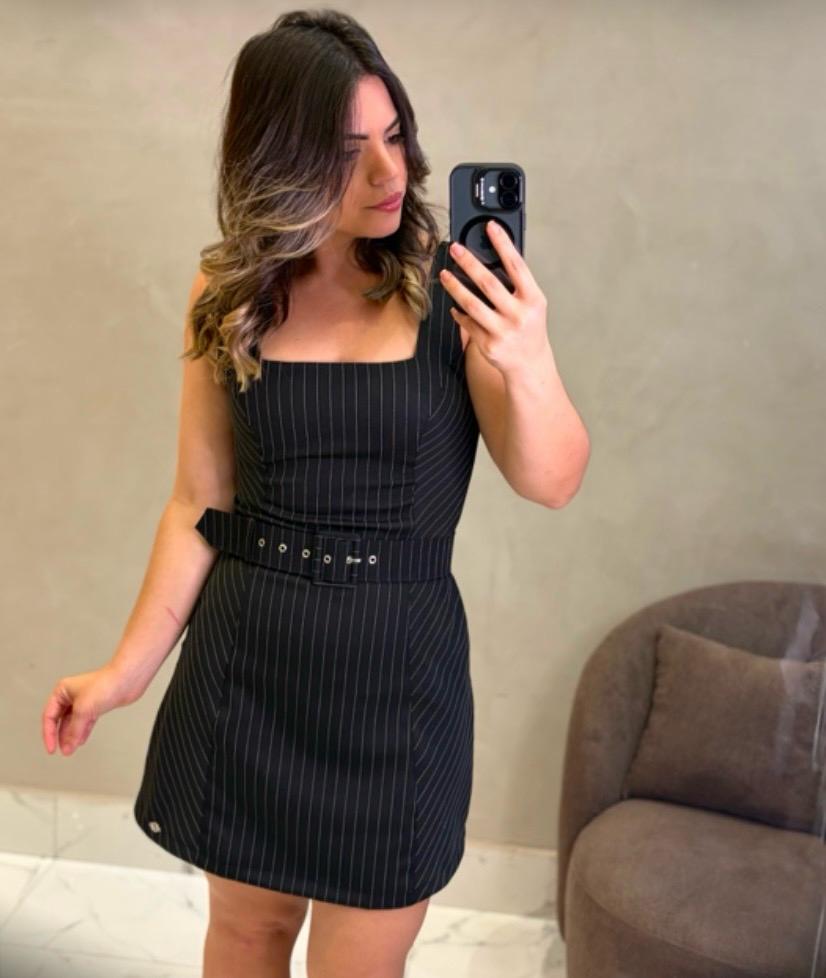 Vestido Curto Risca de Giz com Cinto