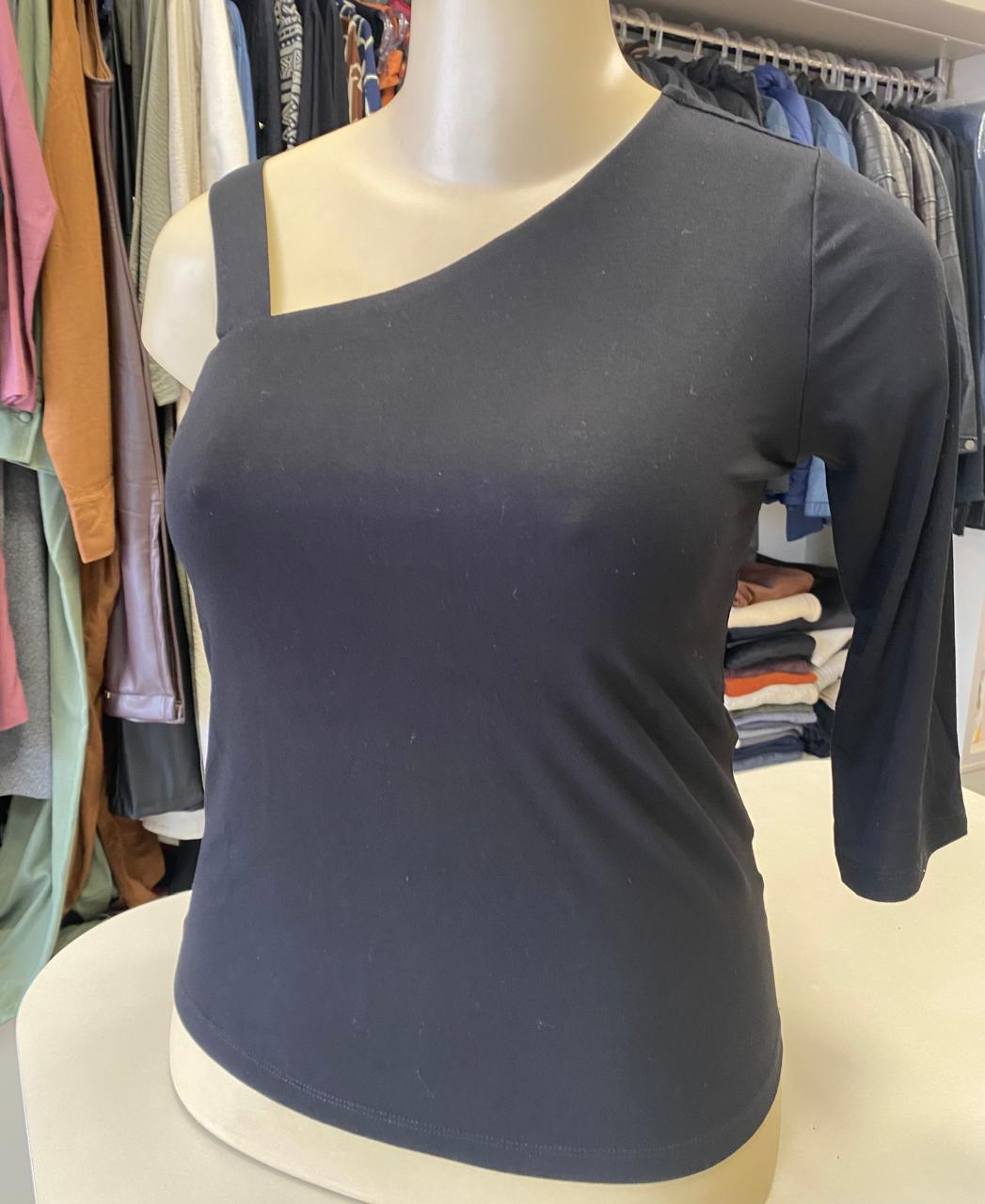 Blusa Preta Assimétrica Manga 3/4