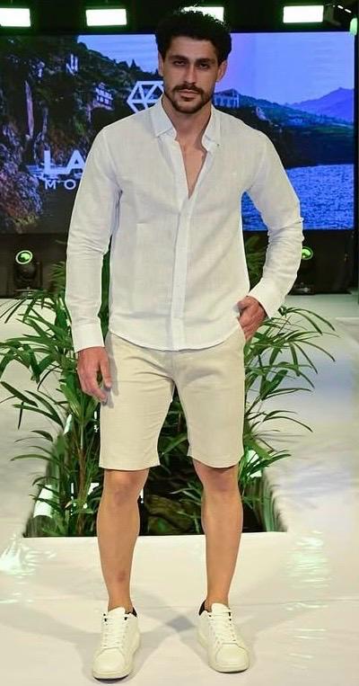 Look Masculino Camisa Branca com Bermuda Bege