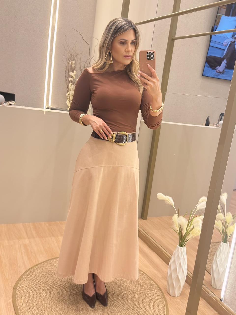 Look Blusa Marrom com Saia Midi