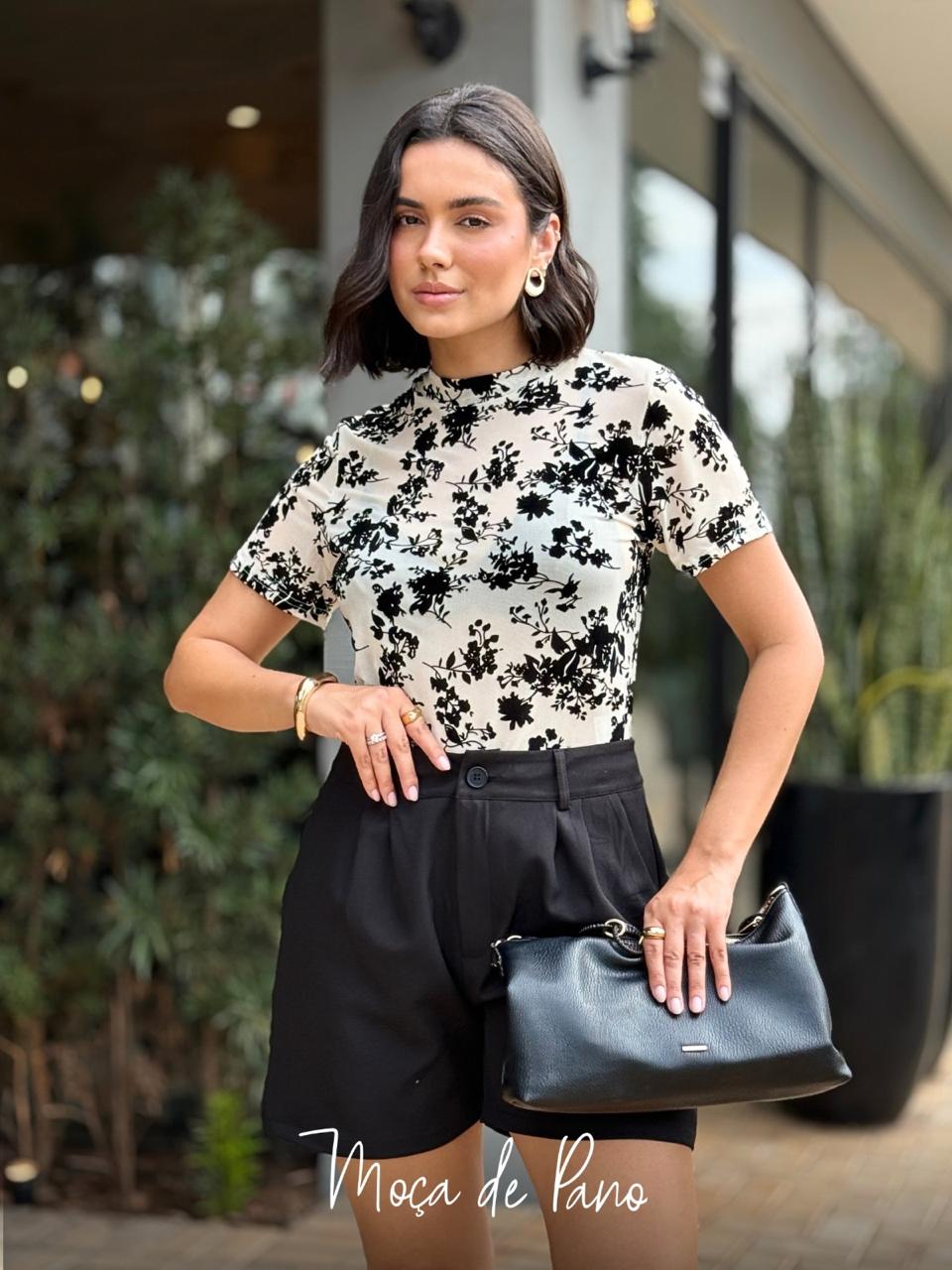 Look Blusa Floral com Shorts Preto